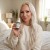 Kobieta aplikująca Anua Azelaic Acid 10 + Hyaluron Redness Soothing Serum na skórę twarzy
