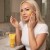 Kobieta nakłada Medicube Kojic Acid Turmeric Night Wrapping Mask na twarz – koreańska maska nocna z kurkumą, witaminą C i retinolem do skóry z przebarwieniami
