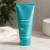 Koreańska pianka do mycia twarzy Medicube Azelaic Acid Niacinamide Deep Clean Foam Cleanser 120g stojąca na marmurowym blacie w łazience.
