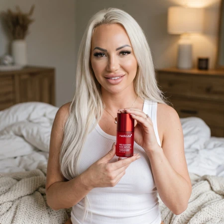Otwarty flakon Medicube Red Succinic Acid Serum używany podczas aplikacji – serum z kwasem bursztynowym wspomagające redukcję niedoskonałości i regulację sebum.