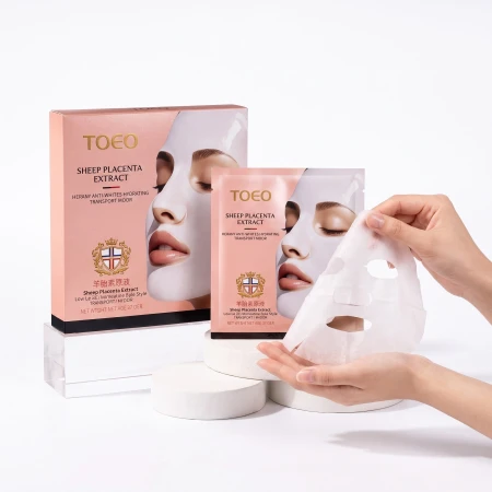 Kobieta stosująca TOEO Sheep Placenta Extract Sheet Mask z ekstraktem z łożyska owczego poprawiającą jędrność, elastyczność i nawilżenie skóry.