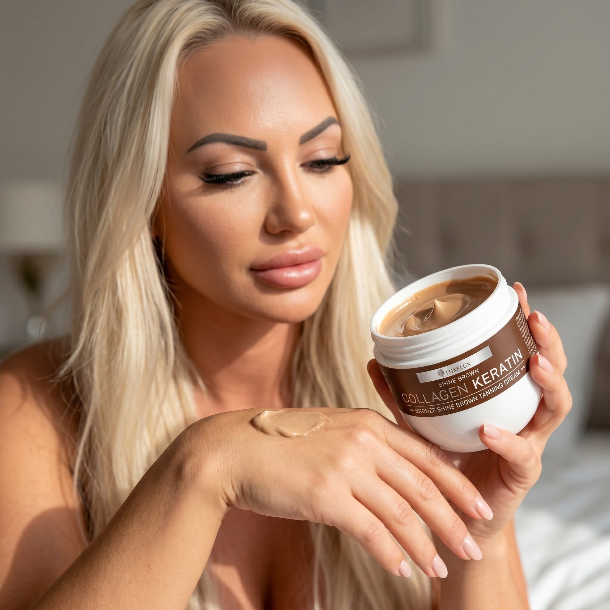 Kobieta nakładająca Luxelux Collagen Keratin Shine Brown krem brązujący na skórę